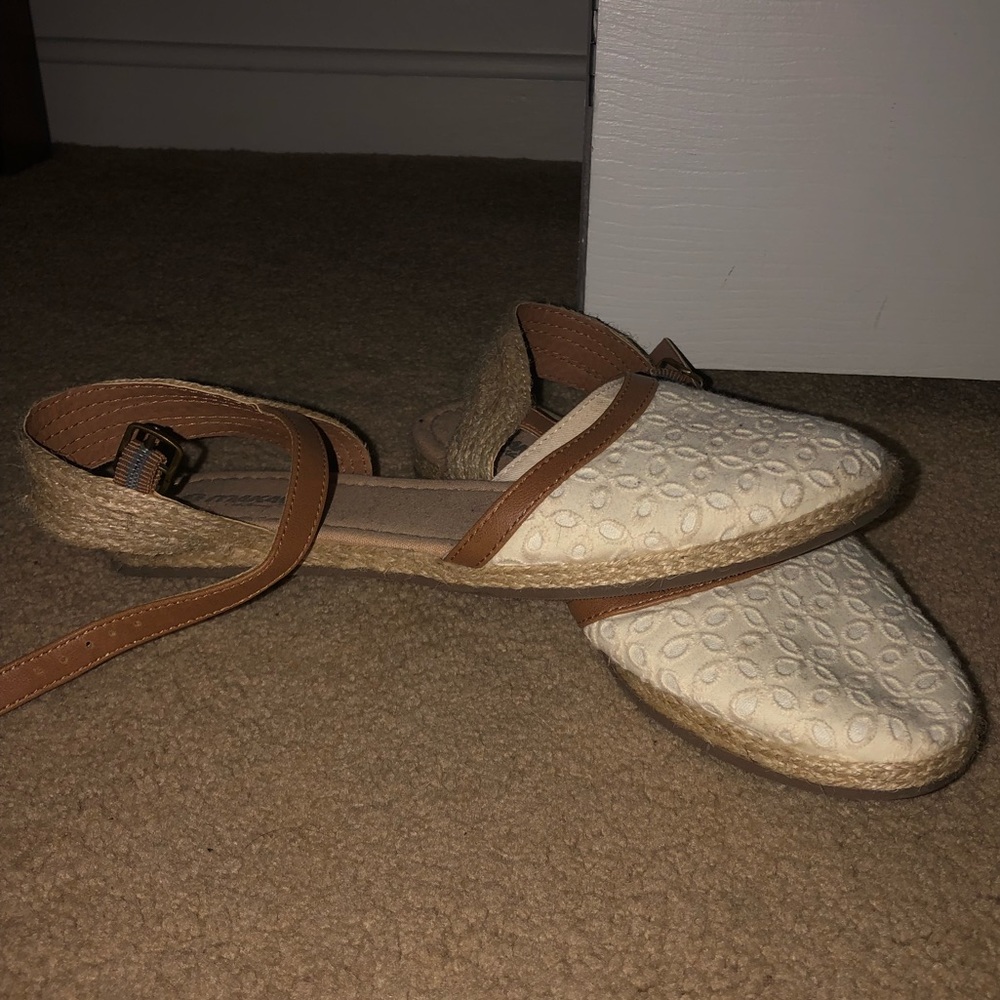 cute summery, closed-toed flats!